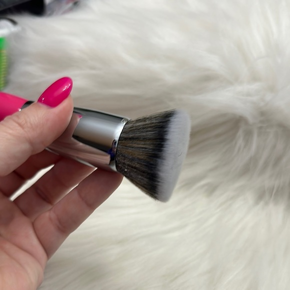 ilo Cosmetics Pink Makeup Brush - Picture 3 of 3
